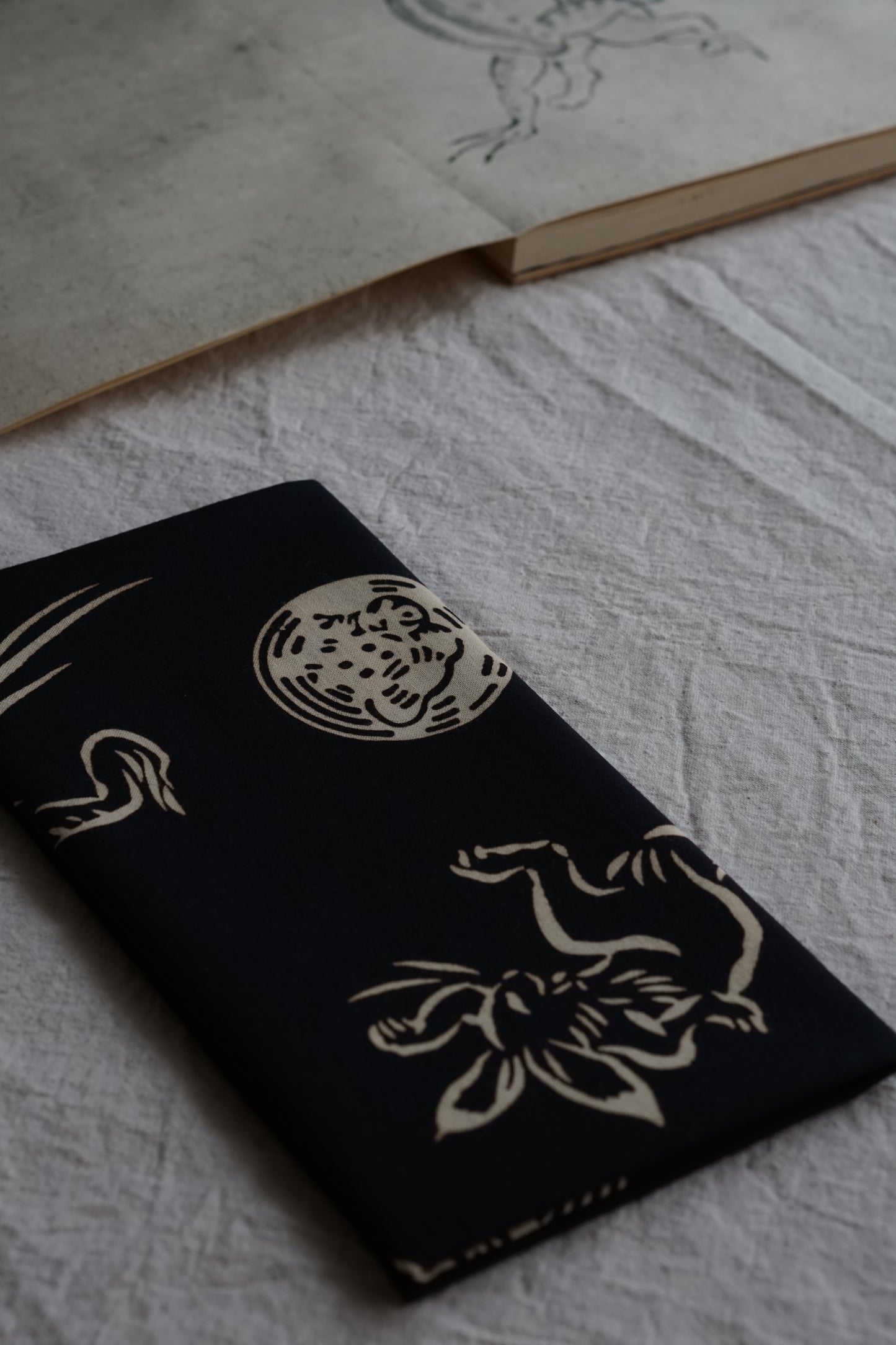 鳥獣戯画てぬぐい 「高山寺公認」 黑 Hamaichiya Kozan-ji Temple Black kokiriyama