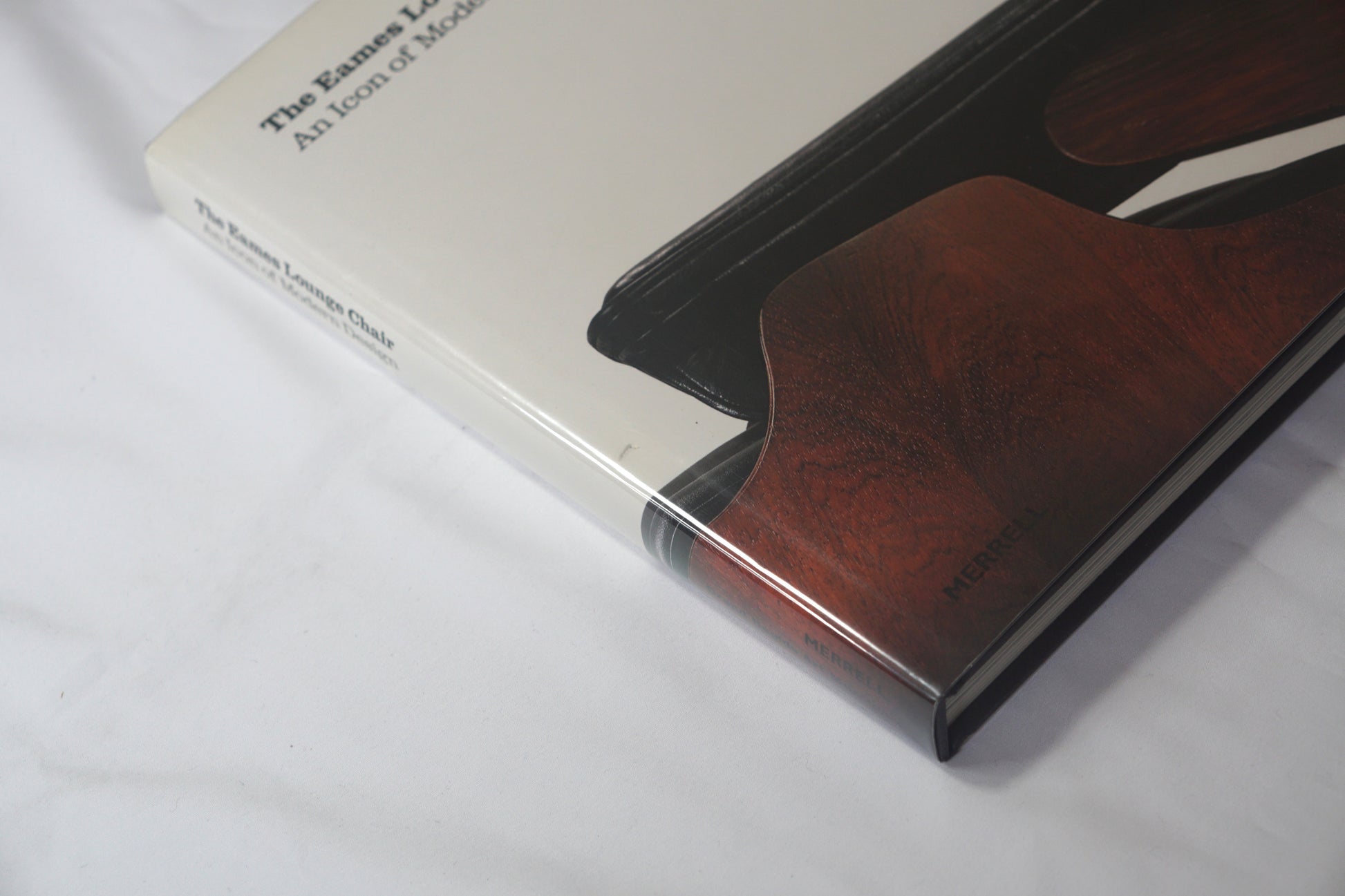The Eames Lounge Chair - An Icon of Modern Design kokiriyama