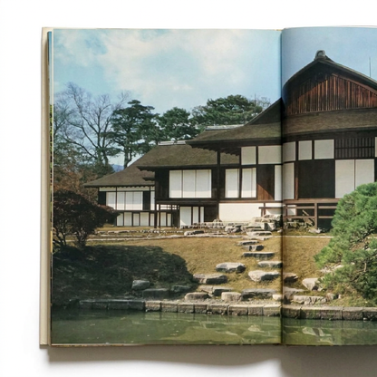 图2：建筑与池塘内页