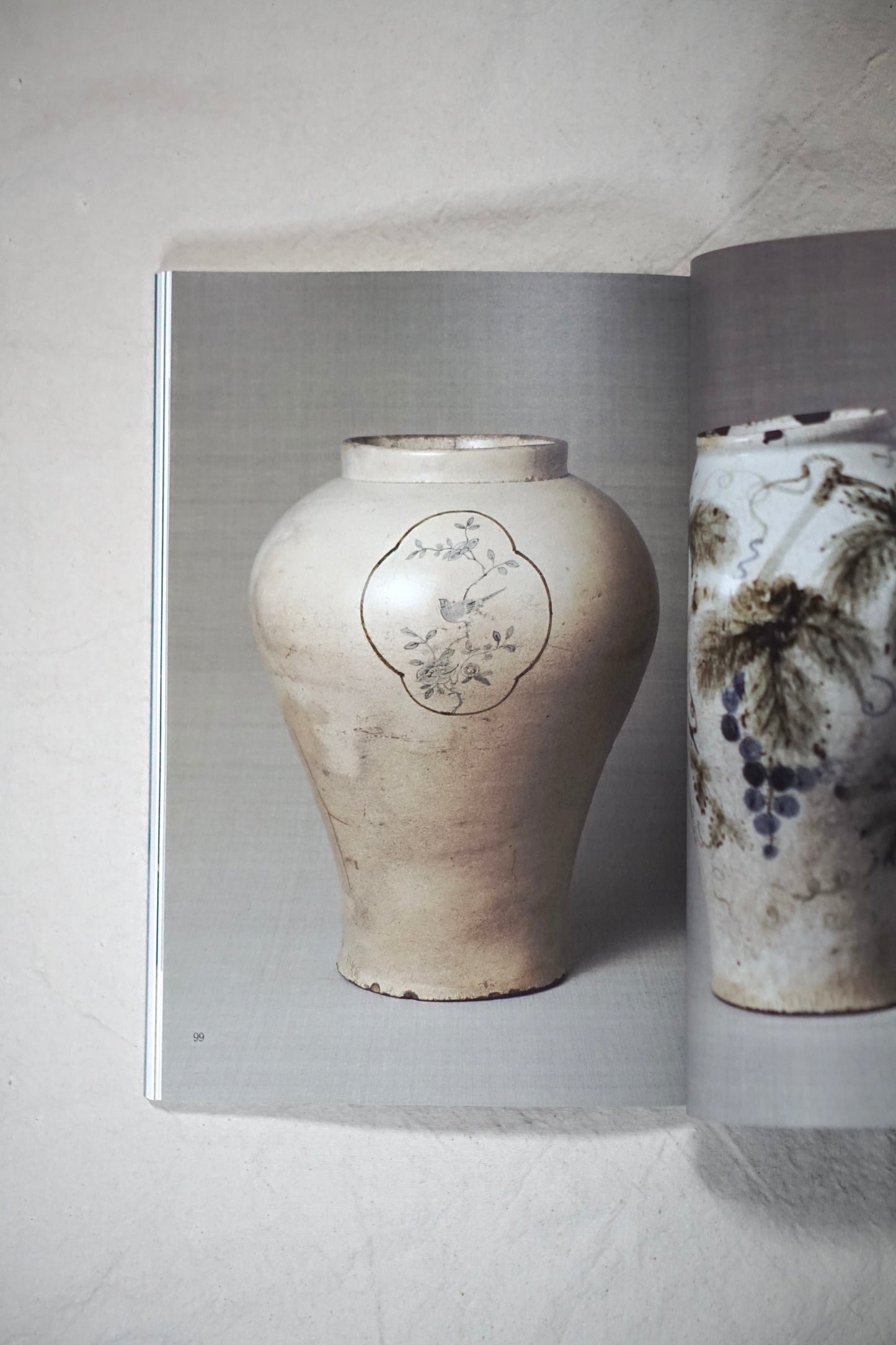 Catalog of Korean ceramics owned by the Japan Folk Crafts Museum